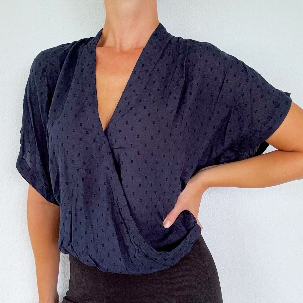 H&M navy blue Swiss dot short sleeve surplice wrap v-neck top size 2